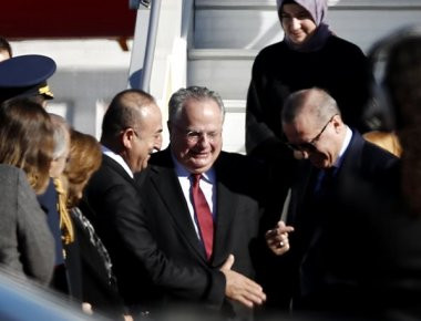Βίντεο: Φορώντας την κόκκινη γραβάτα που του είχε κάνει δώρο ο Ρ.Τ.Ερντογάν τον υποδέχτηκε ο Ν. Κοτζιάς